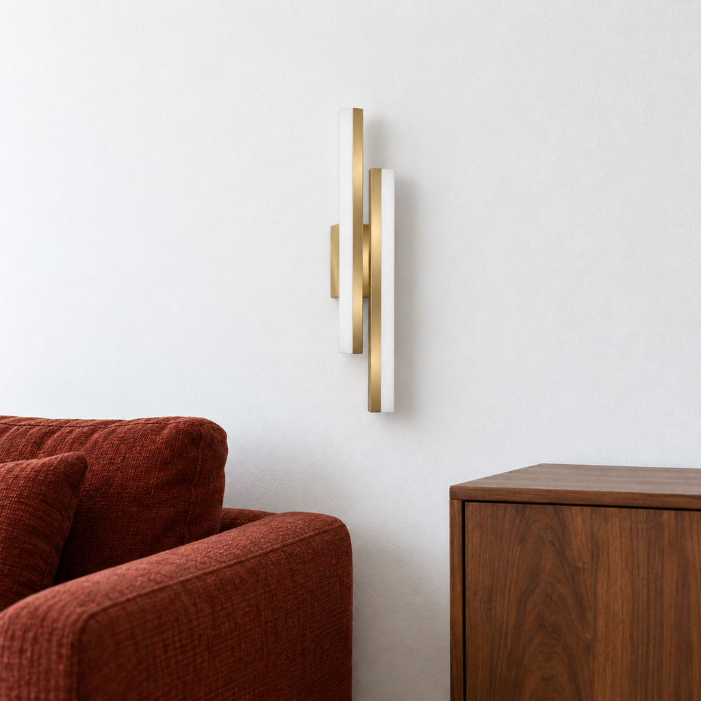 Applique murale barres parallèles LED dorée dans un salon