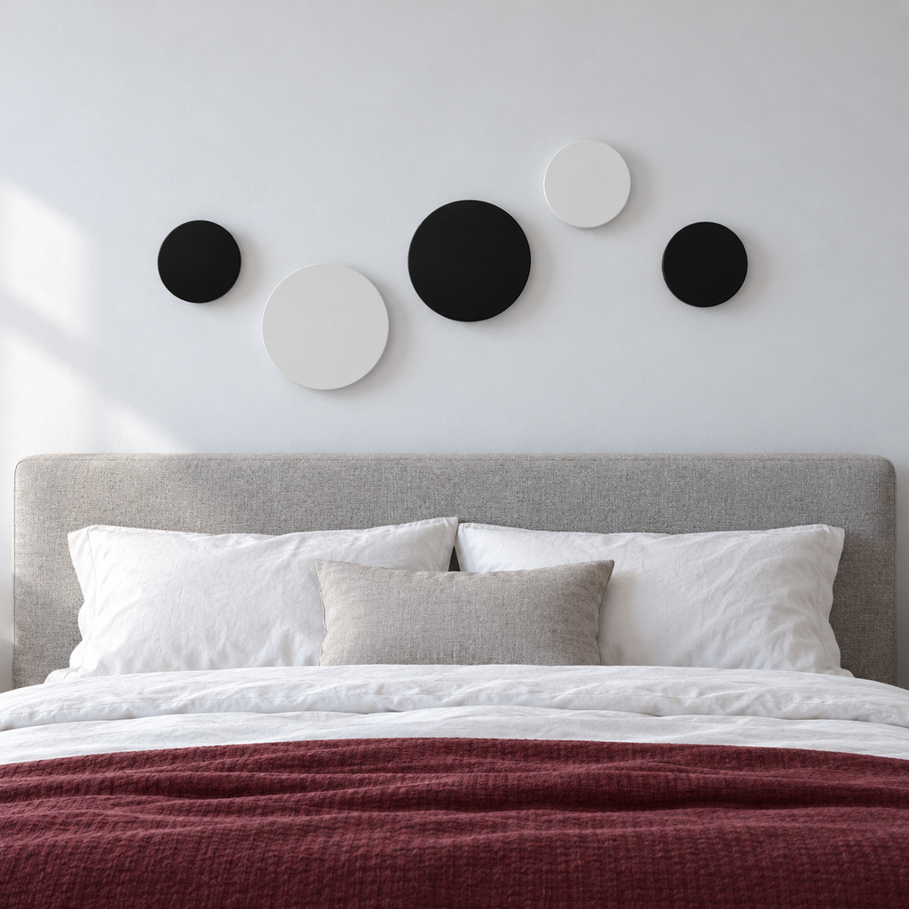 Appliques murales disques rétroéclairés LED au-dessus d'un lit