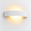 Applique murale demi-lune LED allumée