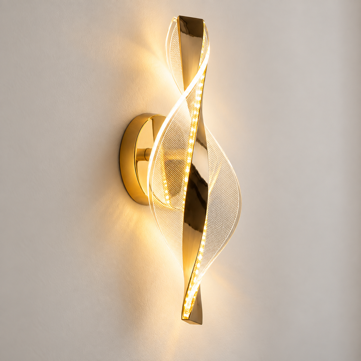 Applique murale spirale LED dorée vue de trois quarts