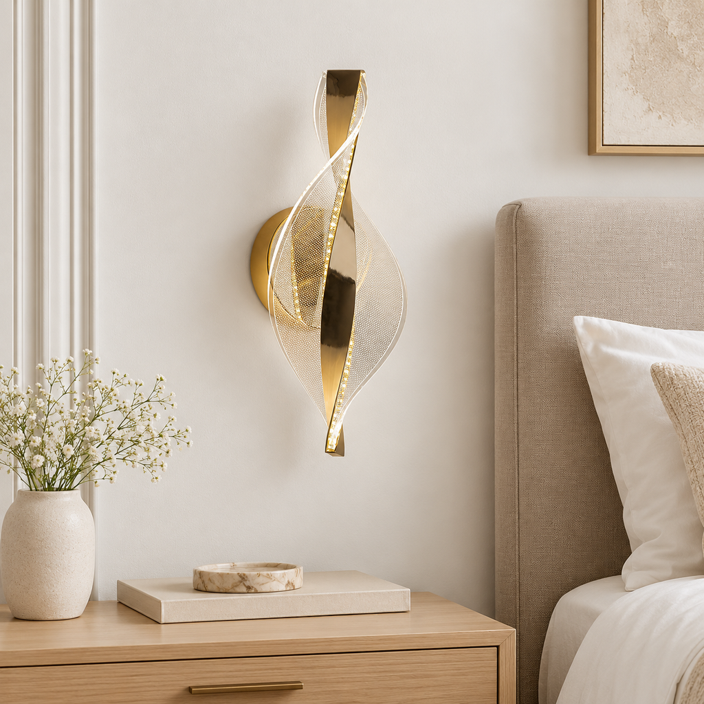 Applique murale spirale LED dorée dans une chambre