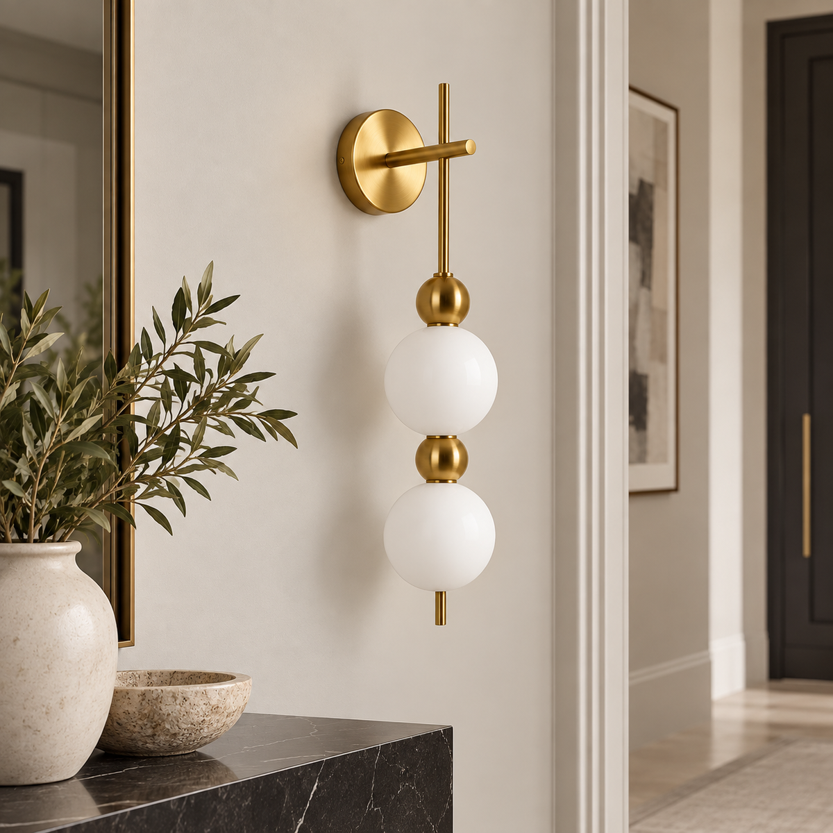 Applique murale globes opale cuivrée dans une entrée