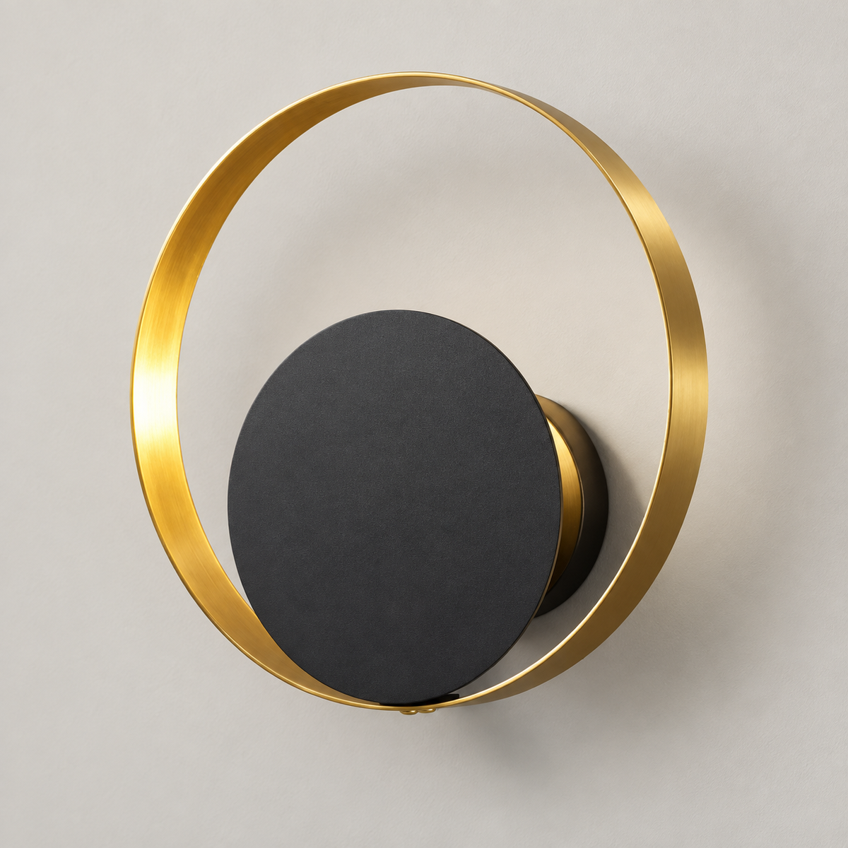 Applique murale cercle doré et disque noir éteinte