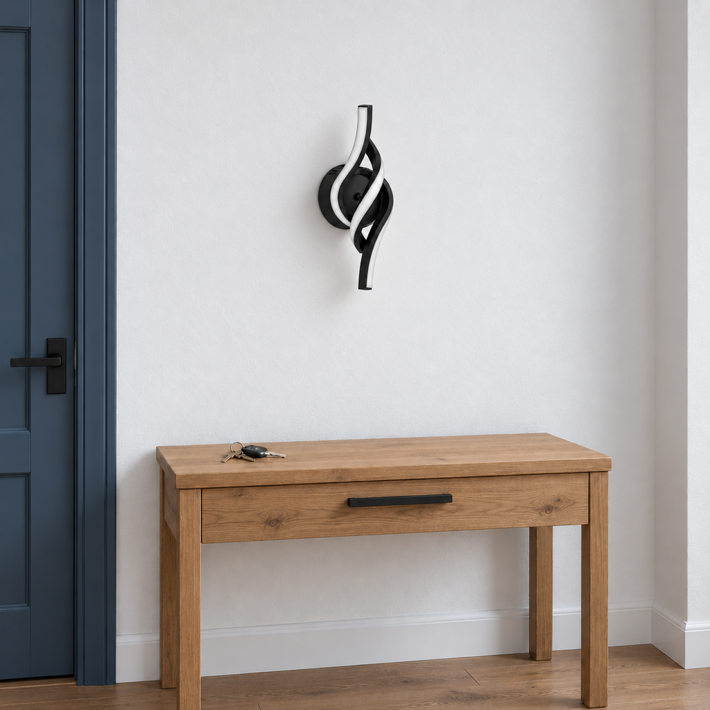 Applique murale torsade LED noire éteinte dans une entrée